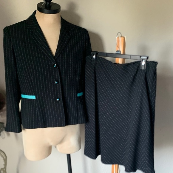 Studio I petite women’s black glue three-quarter suit set & rhinestone buttons - Picture 1 of 14